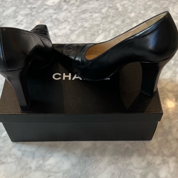 CHANEL CoCo Interlocking CC Black Lambskin Pumps - Picture 8 of 9